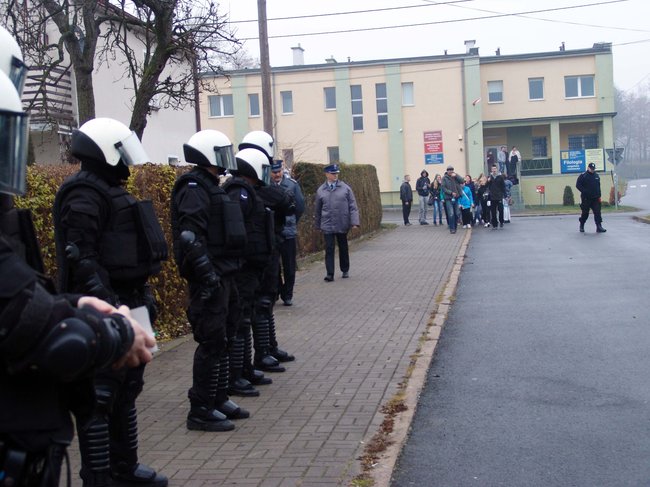 Policyjne manewry na stadionie