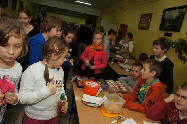 Koledzy pomagają Maćkowi