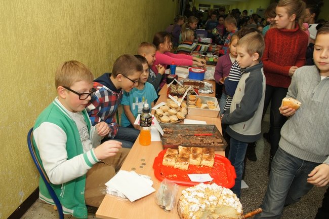 Koledzy pomagają Maćkowi