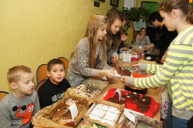 Koledzy pomagają Maćkowi