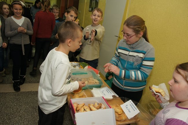 Koledzy pomagają Maćkowi