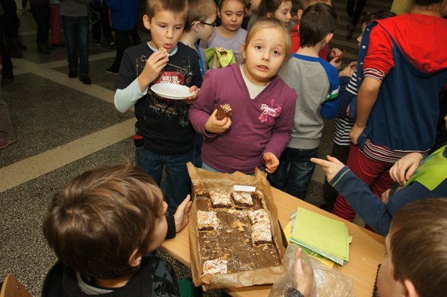 Koledzy pomagają Maćkowi