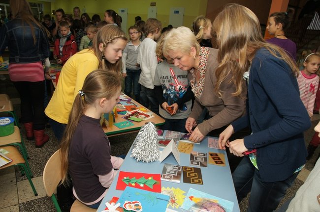 Koledzy pomagają Maćkowi