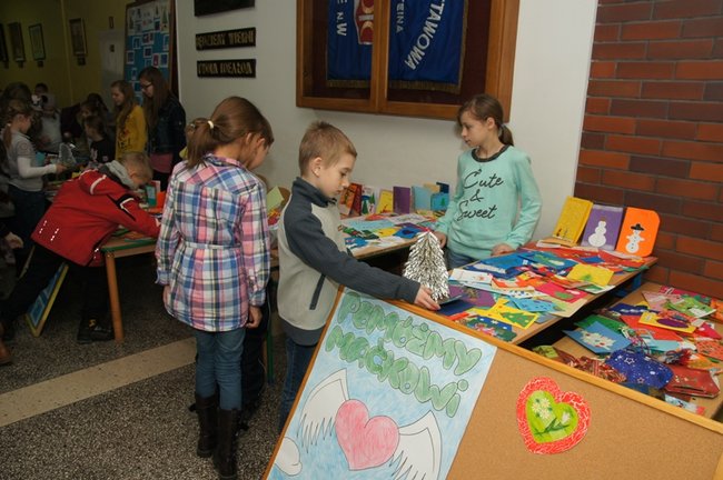 Koledzy pomagają Maćkowi