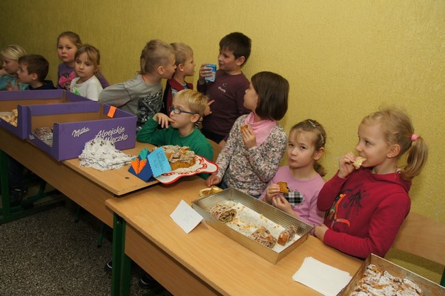 Koledzy pomagają Maćkowi