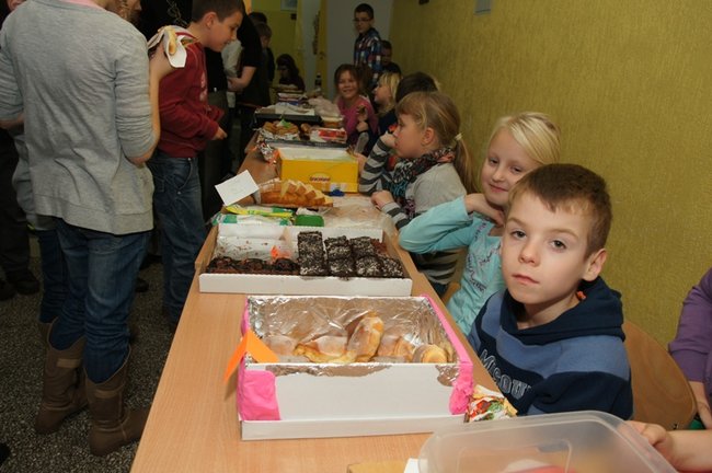 Koledzy pomagają Maćkowi