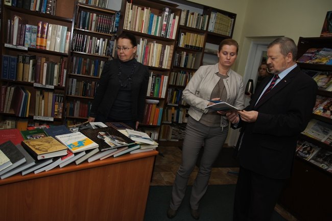 Książki od senatora w bibliotece