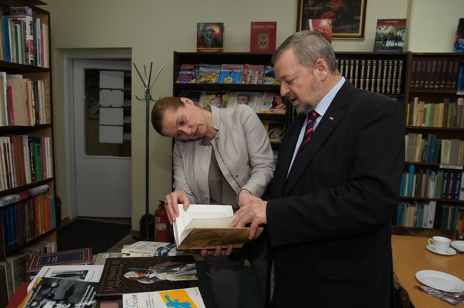 Książki od senatora w bibliotece