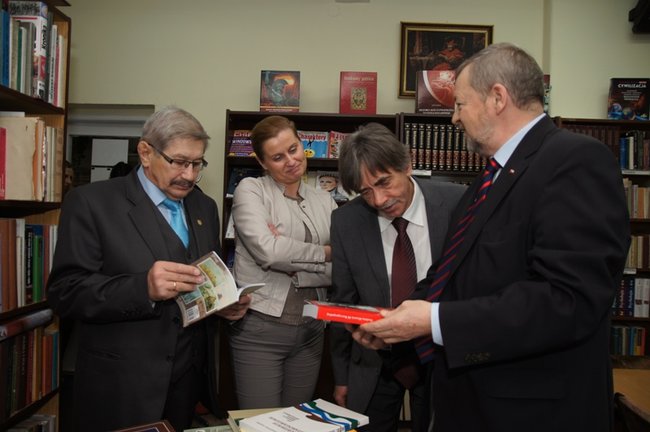 Książki od senatora w bibliotece