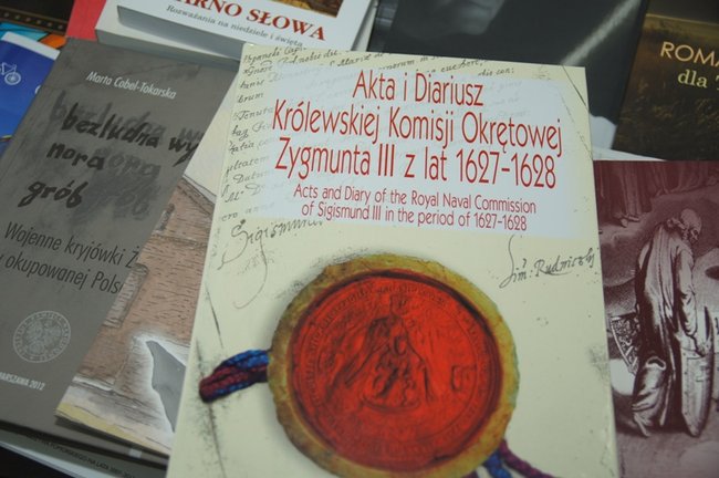 Książki od senatora w bibliotece