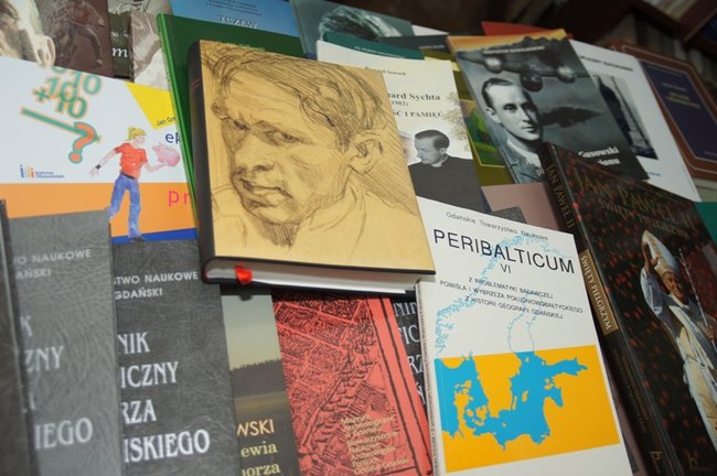 Książki od senatora w bibliotece