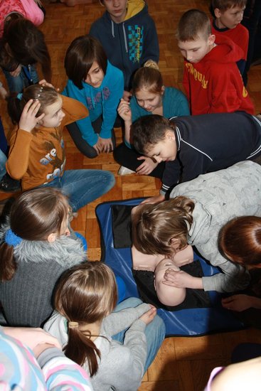 Młodzież uczy ratować