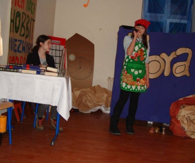 Hobbit nocą w katoliku