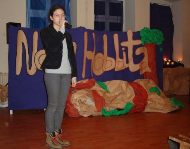 Hobbit nocą w katoliku