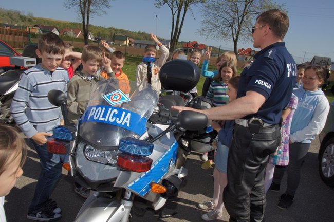 Policja na boisku w Grucznie
