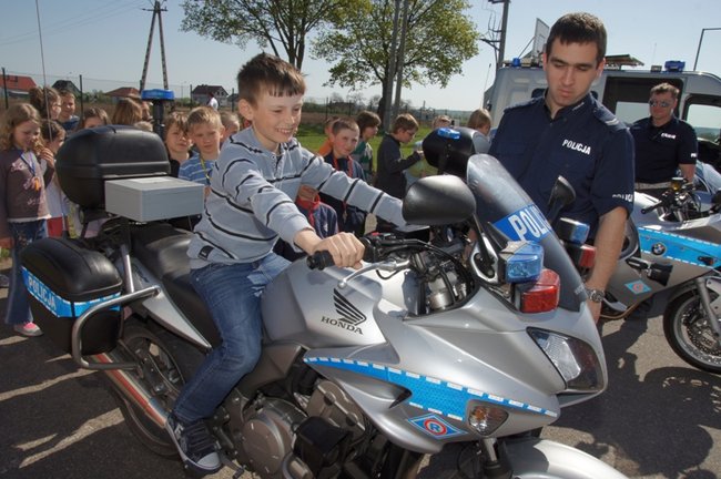 Policja na boisku w Grucznie
