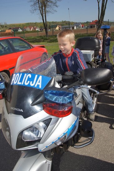 Policja na boisku w Grucznie