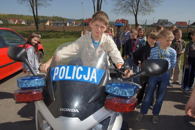 Policja na boisku w Grucznie