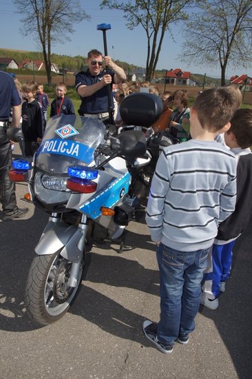 Policja na boisku w Grucznie
