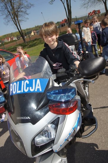 Policja na boisku w Grucznie