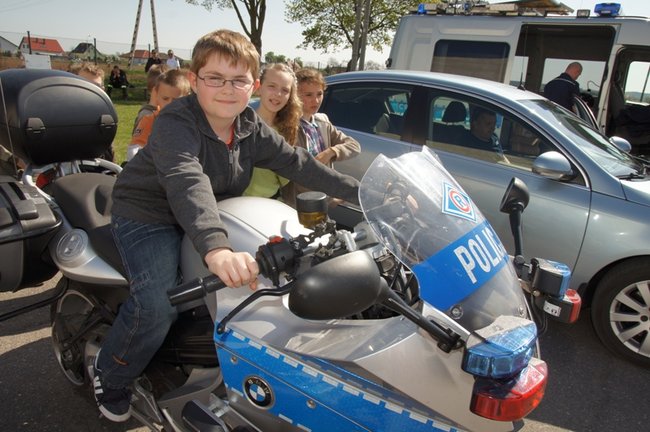 Policja na boisku w Grucznie