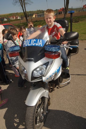 Policja na boisku w Grucznie