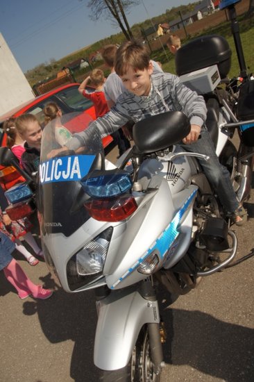 Policja na boisku w Grucznie
