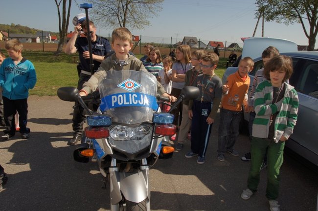 Policja na boisku w Grucznie