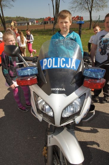 Policja na boisku w Grucznie