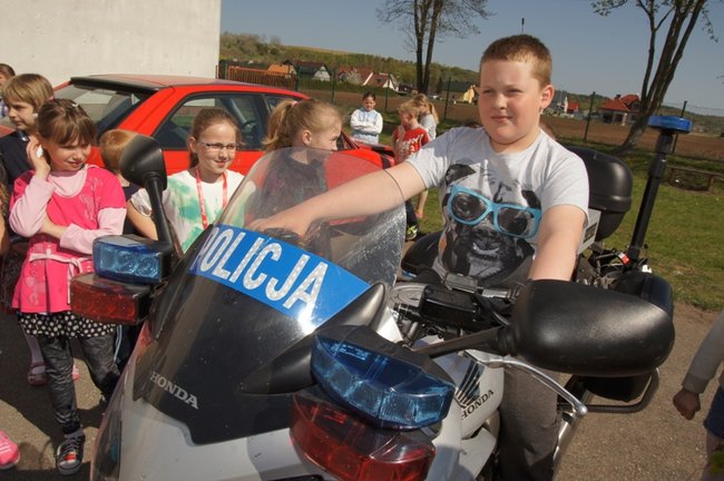Policja na boisku w Grucznie