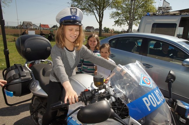 Policja na boisku w Grucznie