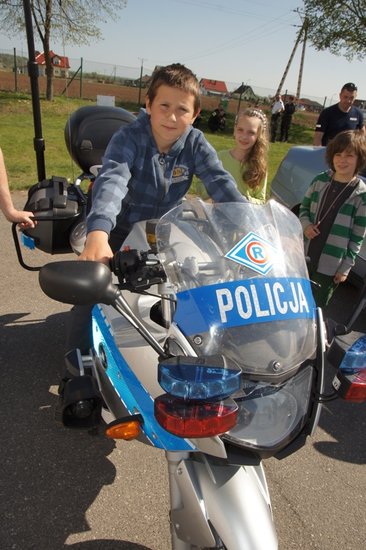Policja na boisku w Grucznie