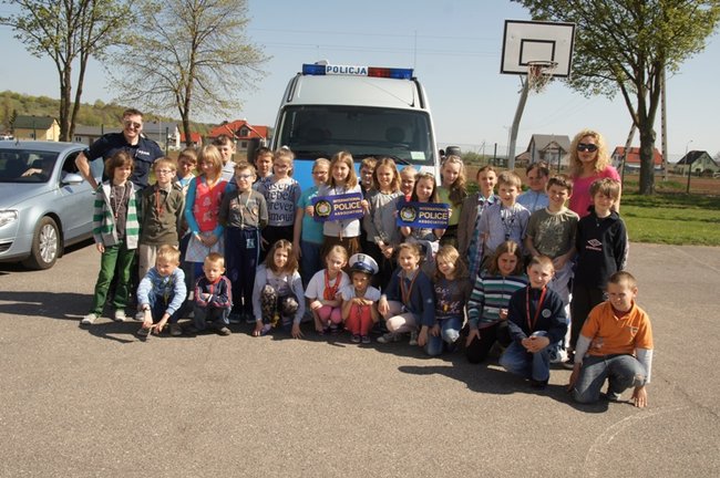 Policja na boisku w Grucznie