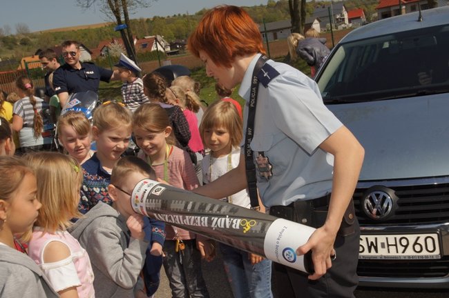 Policja na boisku w Grucznie