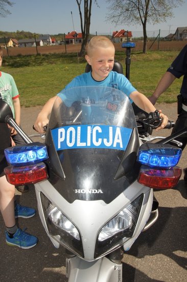 Policja na boisku w Grucznie