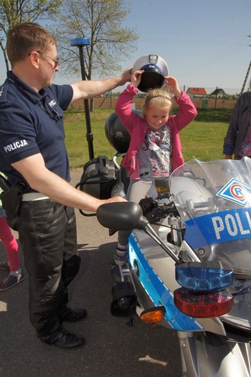 Policja na boisku w Grucznie