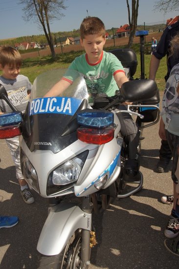 Policja na boisku w Grucznie
