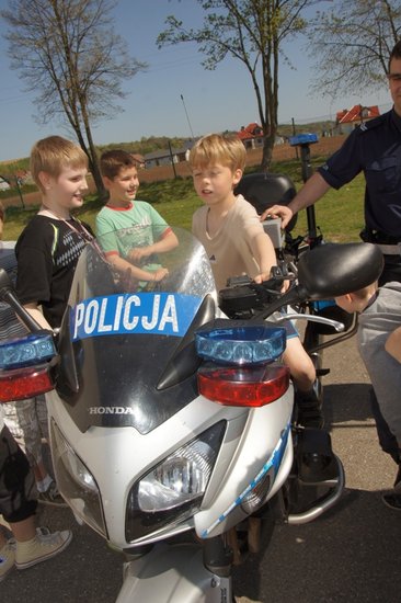 Policja na boisku w Grucznie