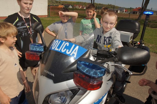 Policja na boisku w Grucznie
