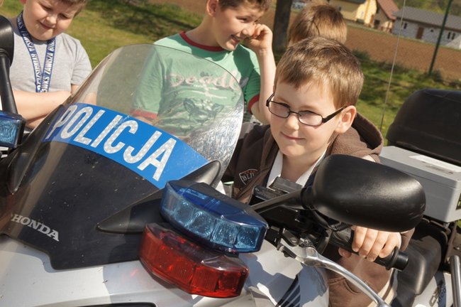 Policja na boisku w Grucznie