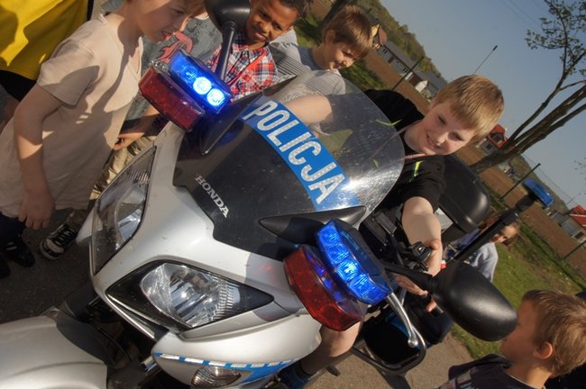 Policja na boisku w Grucznie
