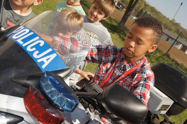 Policja na boisku w Grucznie