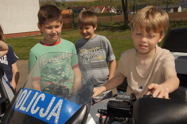 Policja na boisku w Grucznie