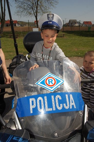 Policja na boisku w Grucznie