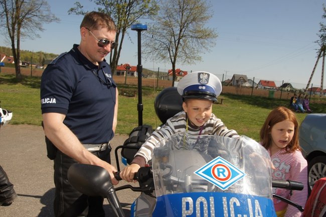 Policja na boisku w Grucznie