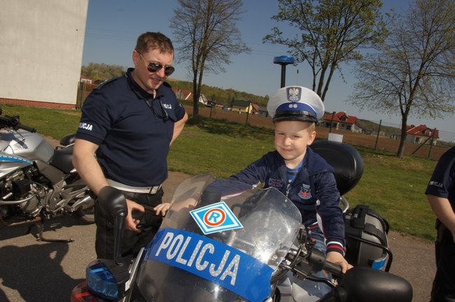 Policja na boisku w Grucznie
