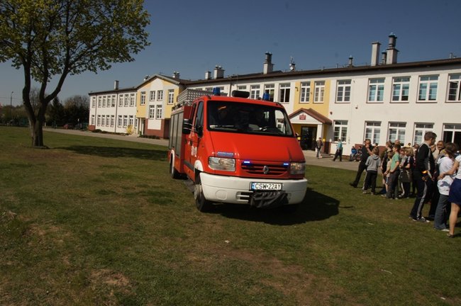 Policja na boisku w Grucznie