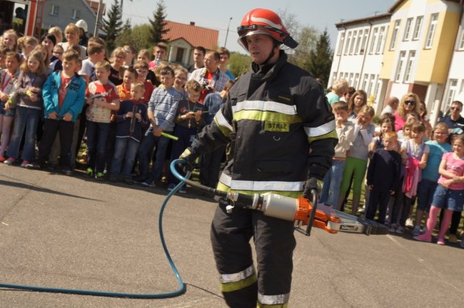 Policja na boisku w Grucznie