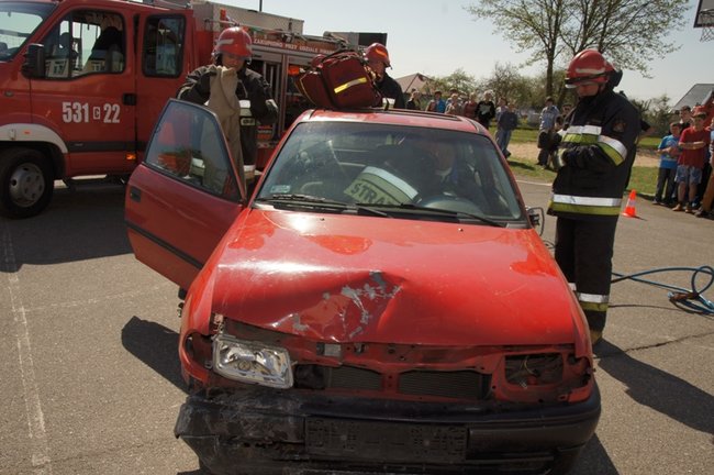 Policja na boisku w Grucznie