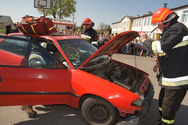 Policja na boisku w Grucznie